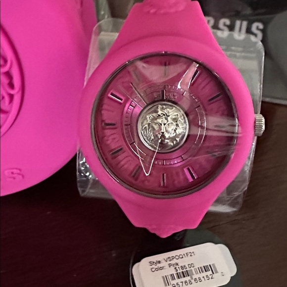 NWT Versace Versus 39mm Silicone Strap watch and round zip pouch - Picture 4 of 13
